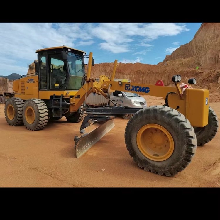 機(jī)械設(shè)備租賃助力道路施工 平地機(jī)與輪胎式車(chē)輛的高效選擇