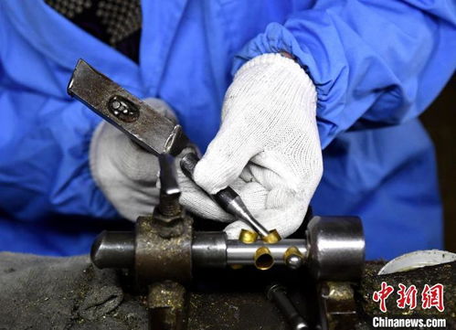 河北武強樂器手藝人400余道工序制作小號鳳凰網河北 鳳凰網